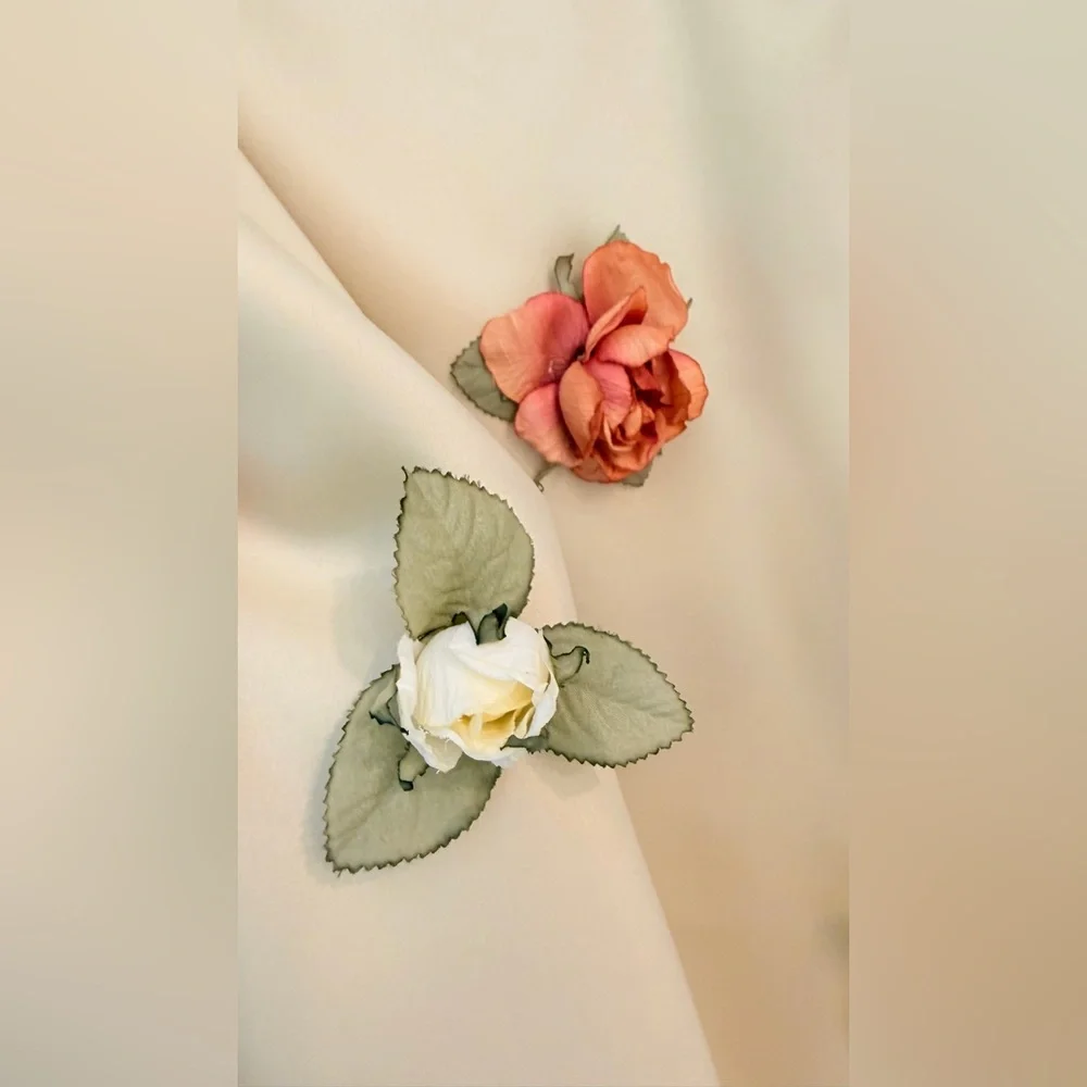 Ilana Wolf NWT Cream Satin Evening Wrap w/ Silk Flower Embellishment. Gorgeous! - Picture 6 of 16